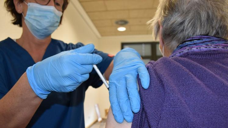 Impfen mit Termin in Husum: Uta Sawatzki bekommt ihre Booster-Impfung.