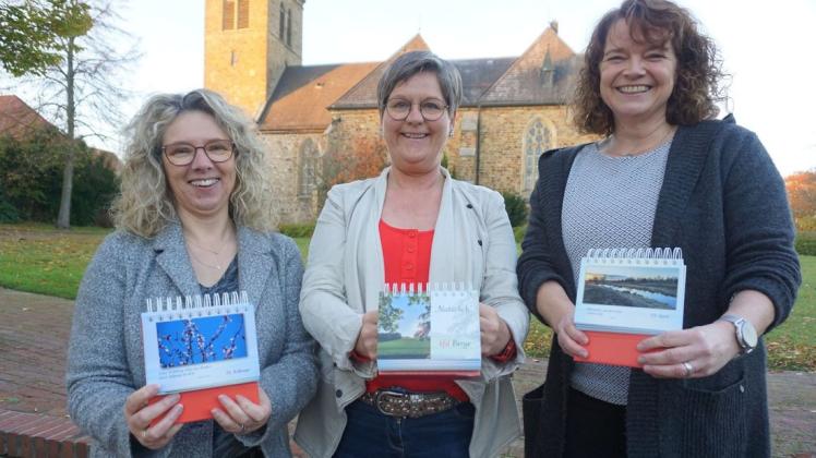 Da ist er, der neue Kalender der KFD Berge – präsentiert von Margit Plorinn, Bettina Klaphake und Birgit Meyer vom Vorstandsteam.