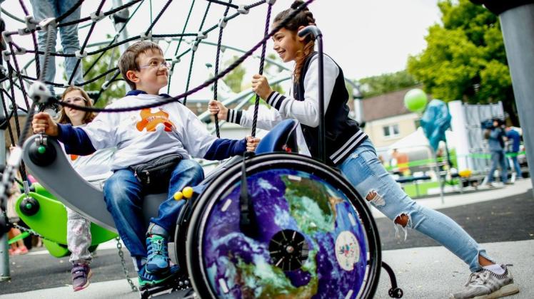 Kinder auf einem inklusiven Spielplatz in Nordrhein-Westfalen. Mehr Spielangebote für Kinder mit Handicaps fordert die SPD-Fraktion in Lingen.