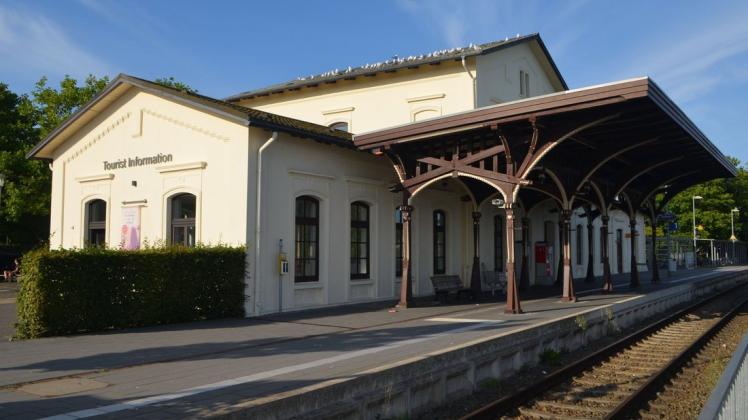 Der historische Plöner Bahnhof steht unter Denkmalschutz. Vor 13 Jahren zog die Tourist-Info in das Gebäude ein, das direkt am Großen Plöner See liegt.