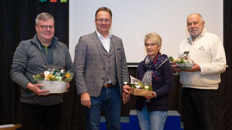 Verabschiedet durch Ortsbürgermeister Jens Strebe wurden die ausscheidenden Mitglieder Jens Nordsieck (links), Uta Nolting und Joachim Lücht. Es fehlt Tobias Beutler.