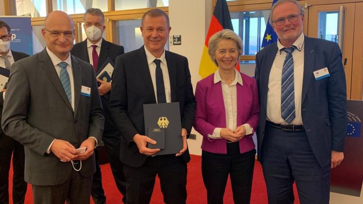 Gratulierten dem Europaabgeordneten Markus Pieper (2. von links) zum Bundesverdienstkreuz: Landrat Dr. Martin Sommer (von links), EU-Kommmissionspräsidentin Ursula von der Leyen und Lottes Bürgermeister Rainer Lammers.