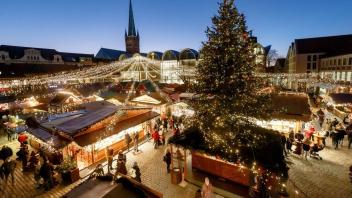 Von weitem sieht man gar nicht, dass etwas anders ist auf dem Lübecker Weihnachtsmarkt. Doch passt die vorweihnachtliche Stimmung in unsere aktuelle Situation?