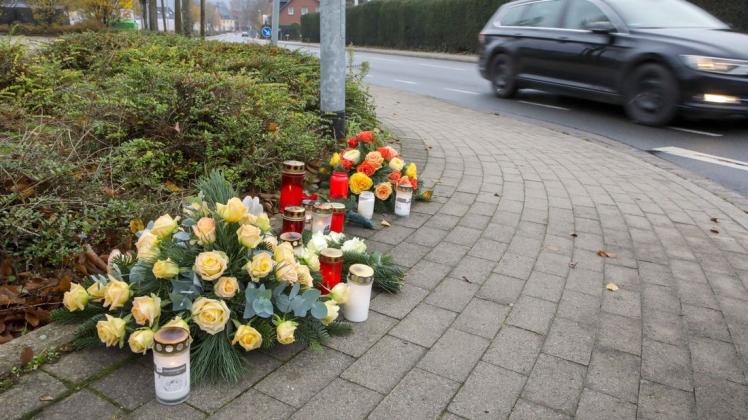 Mit Blumengestecken und Kerzen haben Trauernde die Unfallstelle an der Hüttenstraße in Hagen geschmückt. In der Nacht zum Samstag wurde hier ein 26-jähriger Mann von einem Kleinlaster überrollt.