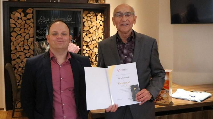 Jubilar Bernd Gerhardt (r.) mit der Goldenen LSB-Ehrennadel, die der KSB-Vorsitzende Christian Kube übergeben hatte.