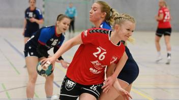 Ließen sich nicht aufhalten: die Oberliga-Handballerinnen der HSG Hude/Falkenburg um ihre sechsfache Torschützin Amelie Bredehorst (vorne). Das Team setzte sich gegen den TV Dinklage souverän durch.