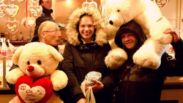 Antonia Schulz, Vater Markus, Freund Steven und ganz viele Bären vom Losstand.