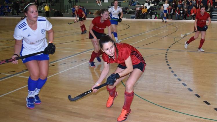 Für Julia Hänsgen (vorn) und ihre Güstrower ATSV-Kolleginnen gab es am Sonntag im Hallen-Regionalligaspiel bei Bundesligaabsteiger Blau-Weiss Berlin nichts zu holen. Für Julia Hänsgen (vorn) und ihre Güstrower ATSV-Kolleginnen gab es am Sonntag im Hallen-Regionalligaspiel bei Bundesligaabsteiger Blau-Weiss Berlin nichts zu holen.