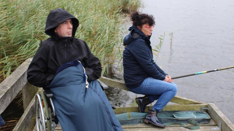 Warten auf den großen Fang: Während Annett Bockner vom Wünschewagenteam die Angel hält, lässt Werner Hempel den Blick über den Trechower See schweifen.