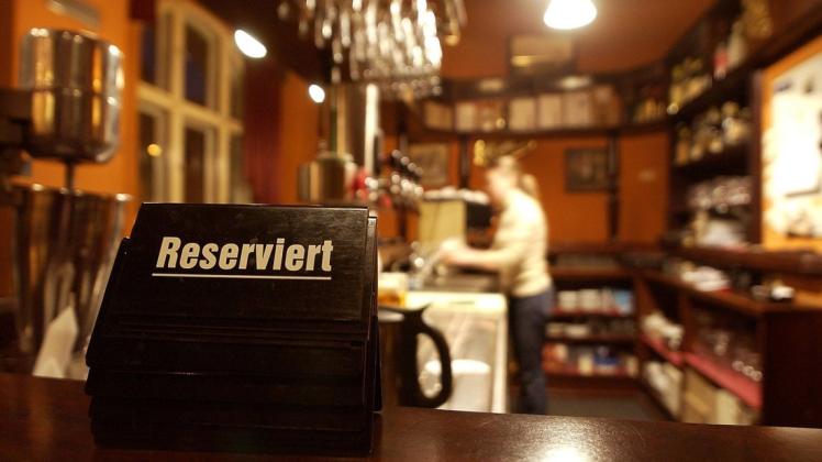 Einige Reservierungen erhalten die Gastronomen in der Region nach wie vor. Doch die Laufkundschaft bleibt seit der 2Gplus-Regelung zunehmend weg. Einige Reservierungen erhalten die Gastronomen in der Region nach wie vor. Doch die Laufkundschaft bleibt seit der 2Gplus-Regelung zunehmend weg.