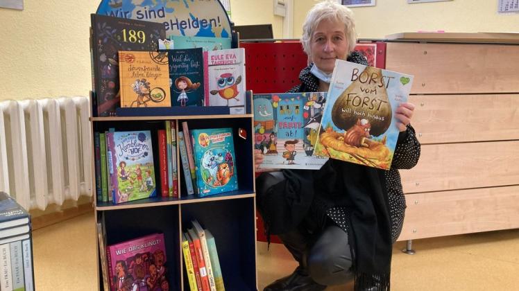 Mit den neuesten spannenden Geschichten für Kinder kennt sie sich bestens aus: Viola Walter-Siegmann ist seit sechs Monaten die Bibliothekarin in Stralendorf.