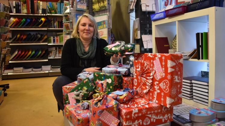 Stefanie Hasselbrink nimmt in ihrem Geschäft am Markt in Rehna Weihnachtsgeschenke für Kinder und Jugendliche in Rehna und Gadebusch an.