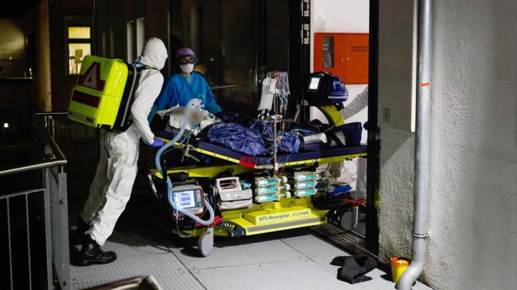 Mit speziellen Rettungswagen wurden fünf Intensivpatienten aus Süddeutschland vom Flughafen Hamburg in norddeutsche Krankenhäuser gebracht. Ein Mann aus Bayern wird in Itzehoe versorgt.