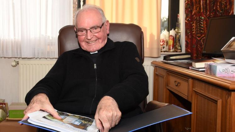 Auch im Alter von 95 Jahren noch als Priester aktiv: Pastor Johannes Brinkmann in Heede.