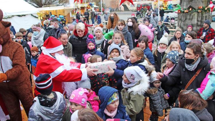 Der kleine Weihnachtsmann teilt die Geschenke für die Mädchen aus. Sein größeres Pendant verteilt die Präsente für die Jungen.