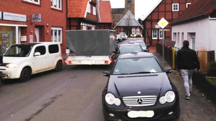 Parkende Autos verstopften die Druchhorner Straße in Ankum vergangene Woche vor dem ASD-Testzentrum.