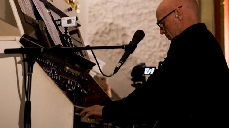Nico Wieditz spielt von Bach bis Metallica auf der Orgel in Perleberg.