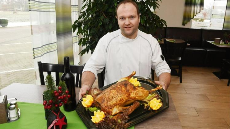 Markus Brüning, Inhaber des Elmeloher Grills, präsentiert seine Weihnachtsgans. Seine Kunden können das Menü entweder zu Weihnachten abholen oder zu sich nach Hause liefern lassen.