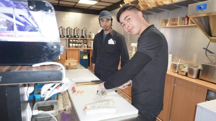 Der Inhaber des Enjoy Sushi und des Enjoy Viet, Thinh Nguyen (links), mit Koch Liu van Thanh. Das Sushi in dem Restaurant an der Straße Nagelshof in Meppen wird immer frisch zubereitet.