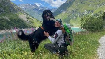 Johanna Ortmeyer und ihr Berner Sennenhund Benno lieben es, gemeinsam in der Natur unterwegs zu sein.