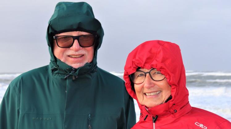 Hans und Ingrid Martin vom Bodensee lassen sich am Brandenburger Strand durchpusten.