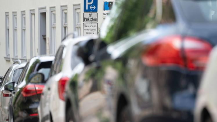 Bewohnerparkausweise können künftig in der Hansestadt Rostock nur noch online beantragt werden.