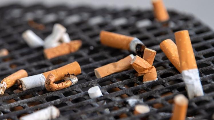 Zigarettenstummel gehören in den Aschenbecher und nicht auf Gehwege und Plätze oder in die Natur (Symbolbild).