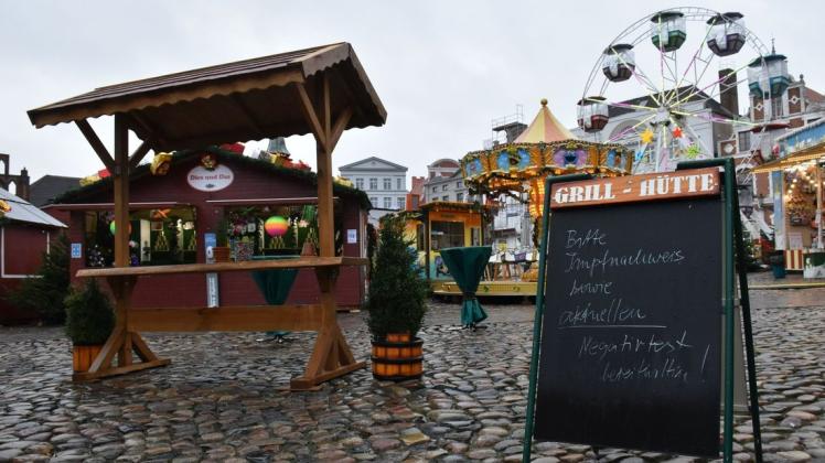 Gähnende Leere zur besten Mittagszeit auf dem Wismarer Weihnachtsmarkt.