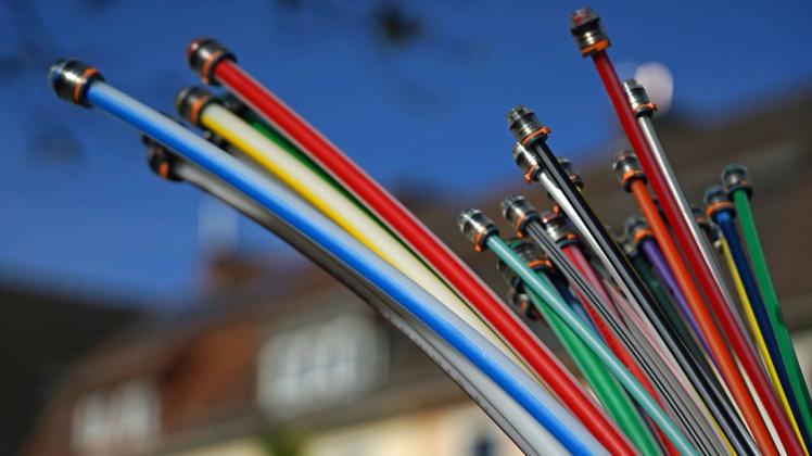 Glasfaserleitungen gelten als besonders stabil und ermöglichen hohe Bandbreiten in der Internetversorgung (Symbolbild).
