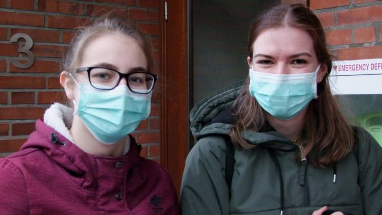 Benita von Ramm (li) und Svenja Plagge (re) holten sich ihre Booster Impfung ab.