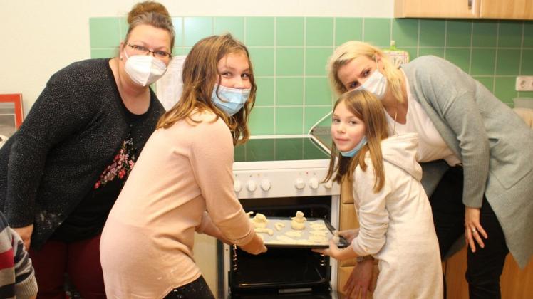 Freude über neuen Backofen: Erzieherin Mariana Kracht (links) und Nadine Westphal mit zwei fröhlichen Hortkindern.