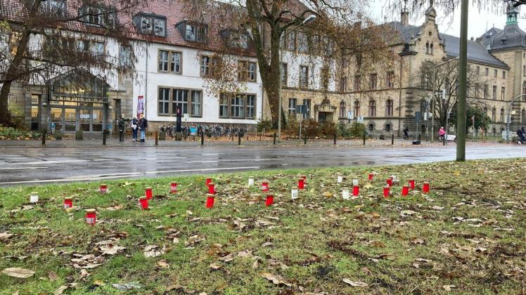Kerzen am Unfallort nach dem tödlichen Unfall am Montagabend in Osnabrück