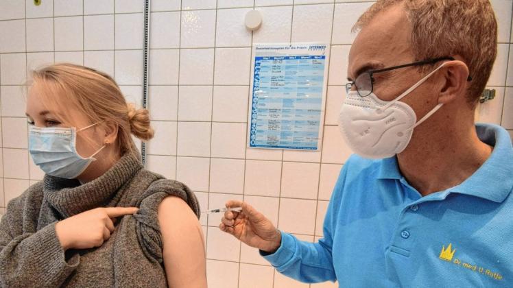 Dr. Ulf Ratje und sein Praxisteam in der Prinzenstraße laden am Freitag, 3. Dezember, zu einer großen, öffentlichen Impfaktion ein. Verimpft werden Impfstoffe von Moderna und Biontech.