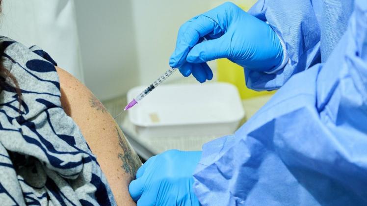 Auch unter dem Druck  politischer Entscheidungen zu  Kontaktbeschränkungen lassen  sich jetzt mehr  Menschen gegen Covid19  impfen.
