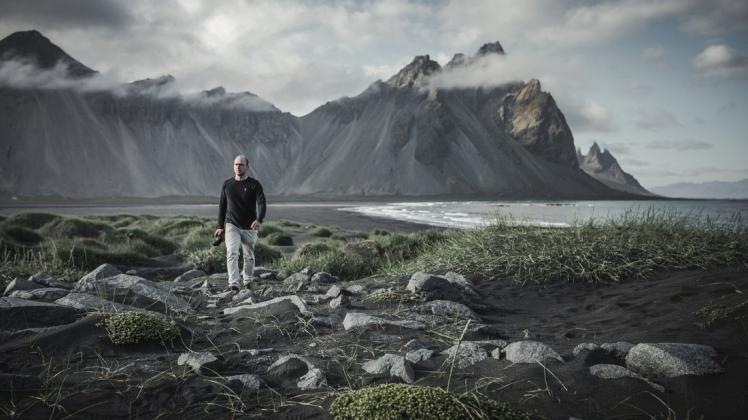 Niklas Christensen bei den Dreharbeiten zur Doku „Hotspot – Island zwischen Massentourismus und Einsamkeit“.