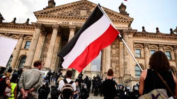Querdenker und Impfgegner vernetzen sich bei Telegram und gehen gemeinsam auf die Straße. Bereits im Sommer standen Teilnehmer einer Demonstration gegen die Corona-Maßnahmen mit einer Reichsflagge vor dem Reichstag.