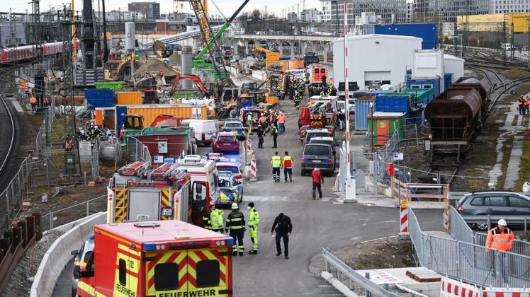 Bei einer Explosion auf einer Baustelle der Deutschen Bahn sind nach Angaben der Feuerwehr drei Menschen verletzt worden.