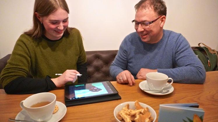 Finale Besprechung vor dem Druck des Bruno-Buchs: Illustratorin Esther Becker präsentiert dem Autor Ingo Matthias Ebert ihre 32 Zeichnungen. Finale Besprechung vor dem Druck des Bruno-Buchs: Illustratorin Esther Becker präsentiert dem Autor Ingo Matthias Ebert ihre 32 Zeichnungen.