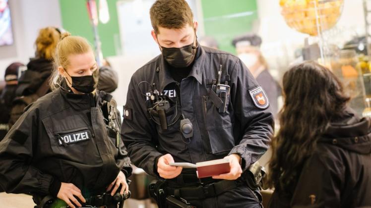 Polizeikontrollen in Restaurants und Clubs: Im Gebiet der Polizeidirektion Osnabrück sollen Streifenbeamte wieder verstärkt die Einhaltung der Corona-Regeln überprüfen.