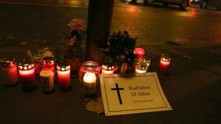 Kerzen erinnern an den 28-jährigen Radfahrer, der am Montagabend am Heger-Tor-Wall starb.