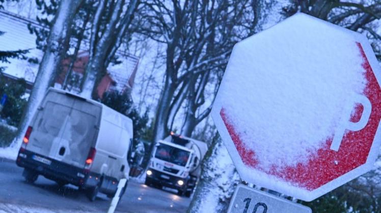 Insbesondere in Westmecklenburg sorgte Straßenglätte am Morgen für teils gefährliche Fahrbahnverhältnisse. Langsam fahren war angesagt. Insbesondere in Westmecklenburg sorgte Straßenglätte am Morgen für teils gefährliche Fahrbahnverhältnisse. Langsam fahren war angesagt.