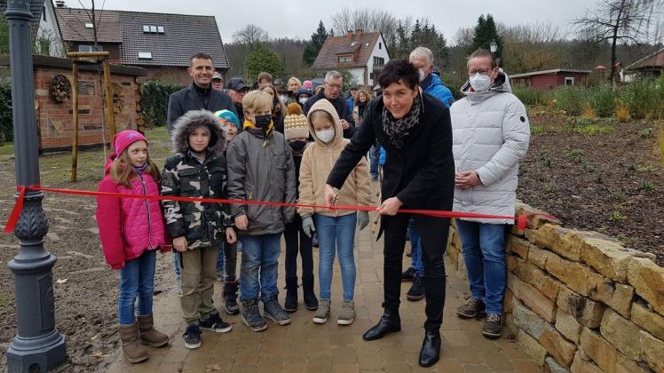 Symbolisch zerschneidet Hagens Bürgermeisterin Christine Möller das rote Band zur Eröffnung des ökologischen Naherholungspfades in Gellenbeck.