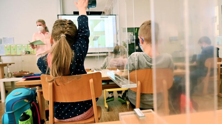 Fragen zur Schülerbeförderung, zu Zeugnisangelegenheiten oder Angelegenheiten des Schularchivs beantwortet das Schulverwaltungsamt Rostock nur noch nach vorheriger Terminvereinbarung.