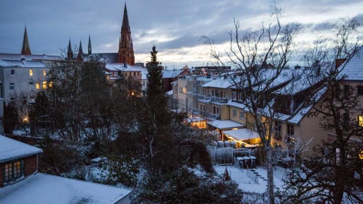 Erster Schnee in Schwerin bedeckt die Dächer am 2. Dezember.
