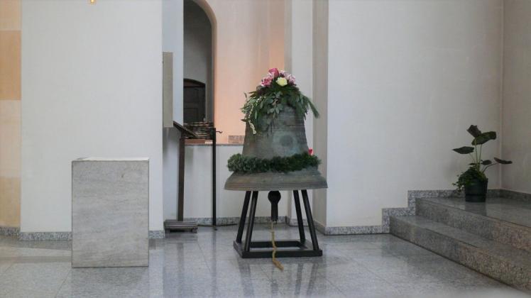 Die letzte überlebende Glocke der Herz-Jesu-Kirche hat ihren neuen Platz im Altarraum der Kirche gefunden.