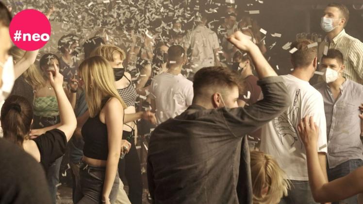 Maske auf beim Tanzen heißt nun in Clubs und Diskotheken. Doch dass du bald nicht mehr dort feiern darfst, ist wahrscheinlich.