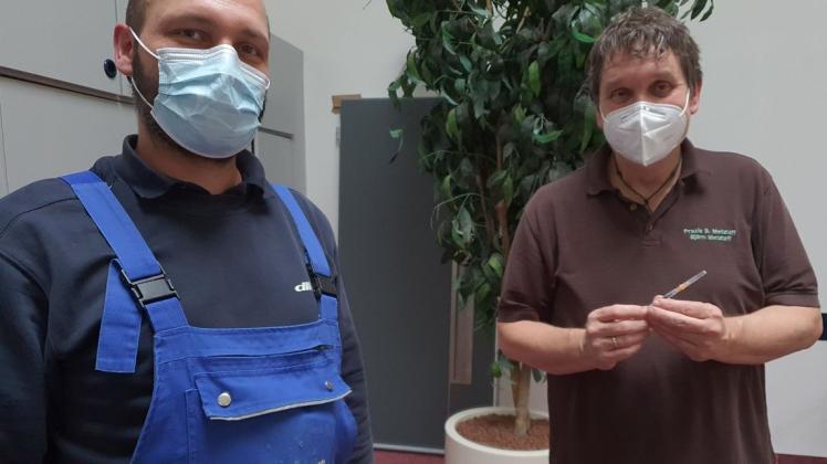 Die Mitarbeiter der Firma Drinkuth in Boizenburg freuten sich, dass Allgemeinmediziner Björn Metzlaff (r.) sofort für eine große Impfaktion im Unternehmen bereit war. Die Mitarbeiter der Firma Drinkuth in Boizenburg freuten sich, dass Allgemeinmediziner Björn Metzlaff (r.) sofort für eine große Impfaktion im Unternehmen bereit war.