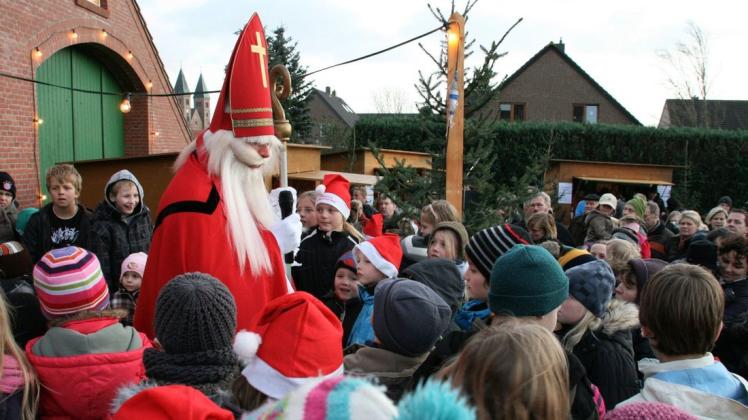 Weniger nah, aber trotzdem da: In Rhede kommt der Nikolaus in diesem Jahr in das Stadion der SuS Rhede, um den Kindern eine Freude zu machen. (Archivbild) Weniger nah, aber trotzdem da: In Rhede kommt der Nikolaus in diesem Jahr in das Stadion der SuS Rhede, um den Kindern eine Freude zu machen. (Archivbild)