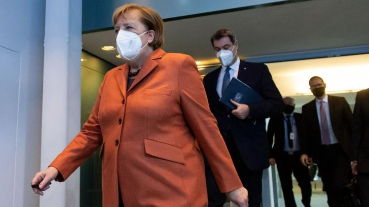 Die geschäftsführende Bundeskanzlerin Angela Merkel (CDU) hat am Donnerstag zusammen mit dem designierten Kanzler Olaf Scholz und den Ministerpräsidenten über weitere Corona-Maßnahmen gesprochen.