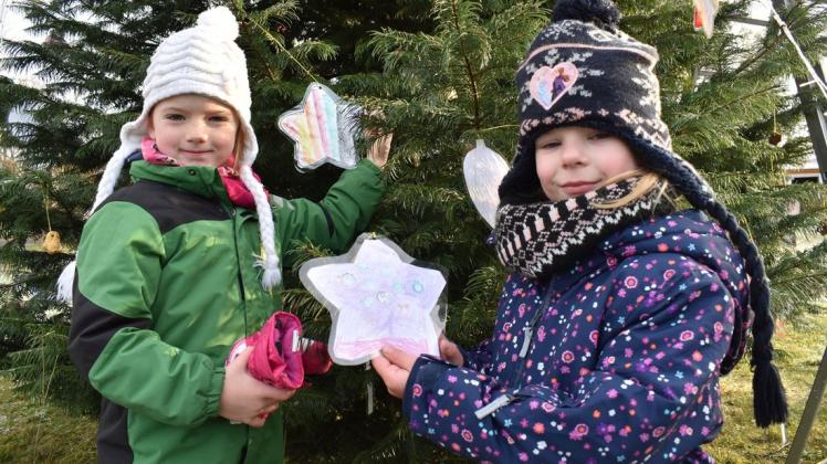 Die Sterne für die große Tanne haben Lucy (r.) und Malia aus der Kita "Sonnenschein" in Lübesse selbst bemalt und auch aufgehängt.
